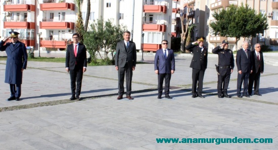 SADE BİR TÖRENLE ÇELENK KONULDU