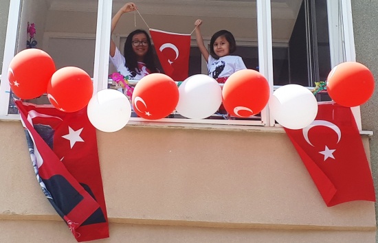 Anamur’da binalar Türk bayraklarıyla donatıldı