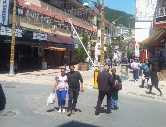 Anamur’da sokağa çıkma yasağı öncesi caddeler hareketlendi