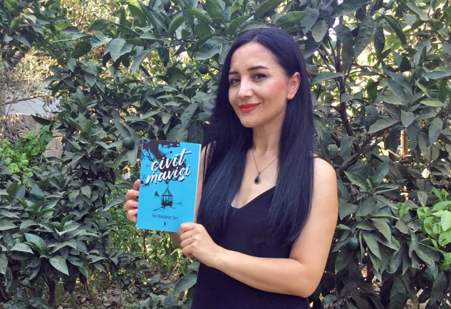 Çivit Mavisi raflarda