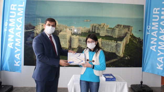 Anamur’da öğrencilere tablet dağıtıldı