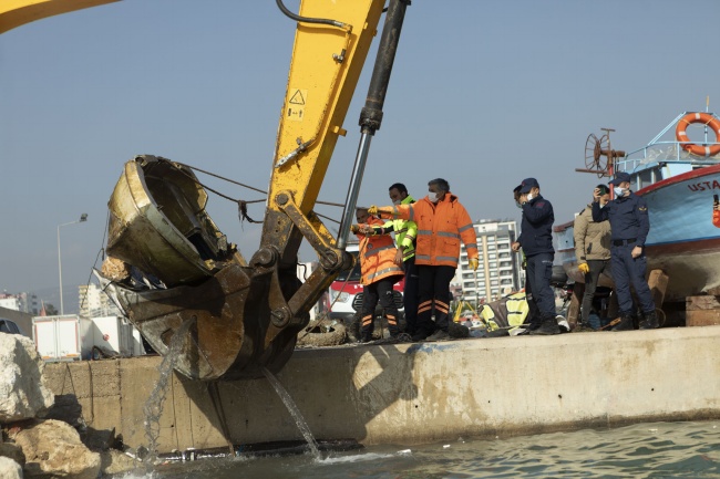 BÜYÜKŞEHİR, DENİZDEN 2 HAFTADA 25 METREKÜP ATIK ÇIKARDI
