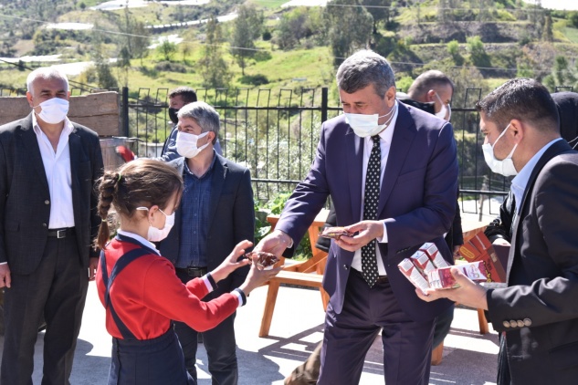 Belediyeden okullara spor malzemeleri