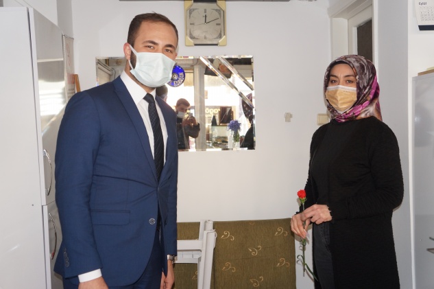 Ülkü Ocakları’ndan karanfilli kutlama