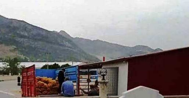 KALINÖRENDE İHTİYAÇ SAHİPLERİNE DAĞITILMAK ÜZERE PATATES ÇUVALLARI MUHTAR TARAFINDAN TESLİM ALINDI