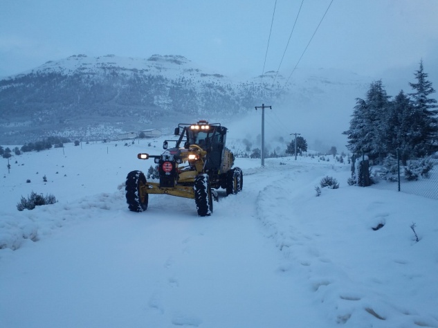Büyükşehir karda mahsur kalanları kurtardı