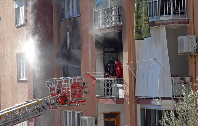 Evleri yanan yaşlı çift kurtarıldı