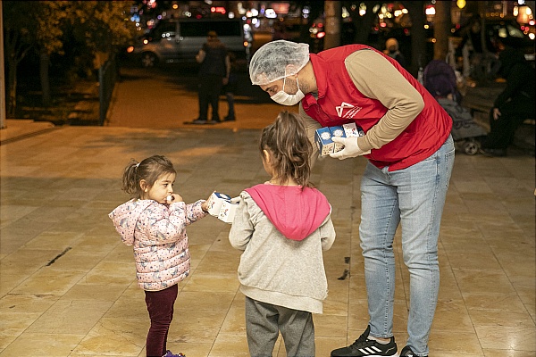 BÜYÜKŞEHİR, MİRAÇ KANDİLİ’NDE 15 BİN ADET KANDİL SİMİDİ DAĞITTI