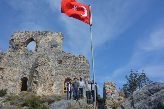 Softa Kalesi’nin bayrağı değişti