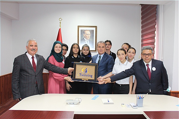 Kaymakam Bozdemir’e Türkiye birincisi Anamur Şehit Şükrü Ünlü Ortaokulundan ziyaret