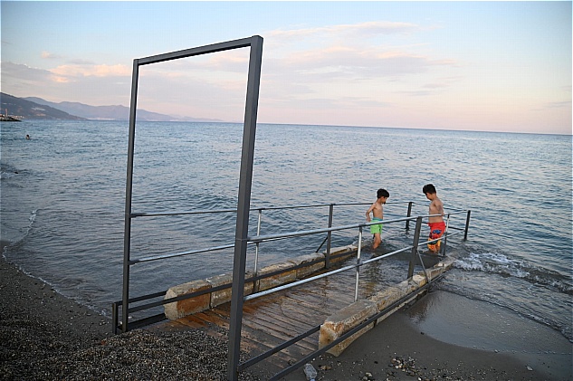 Anamur Belediyesi Engellilerin Denize Girebilmesi İçin Engelli Rampası ve Yolu Yaptı