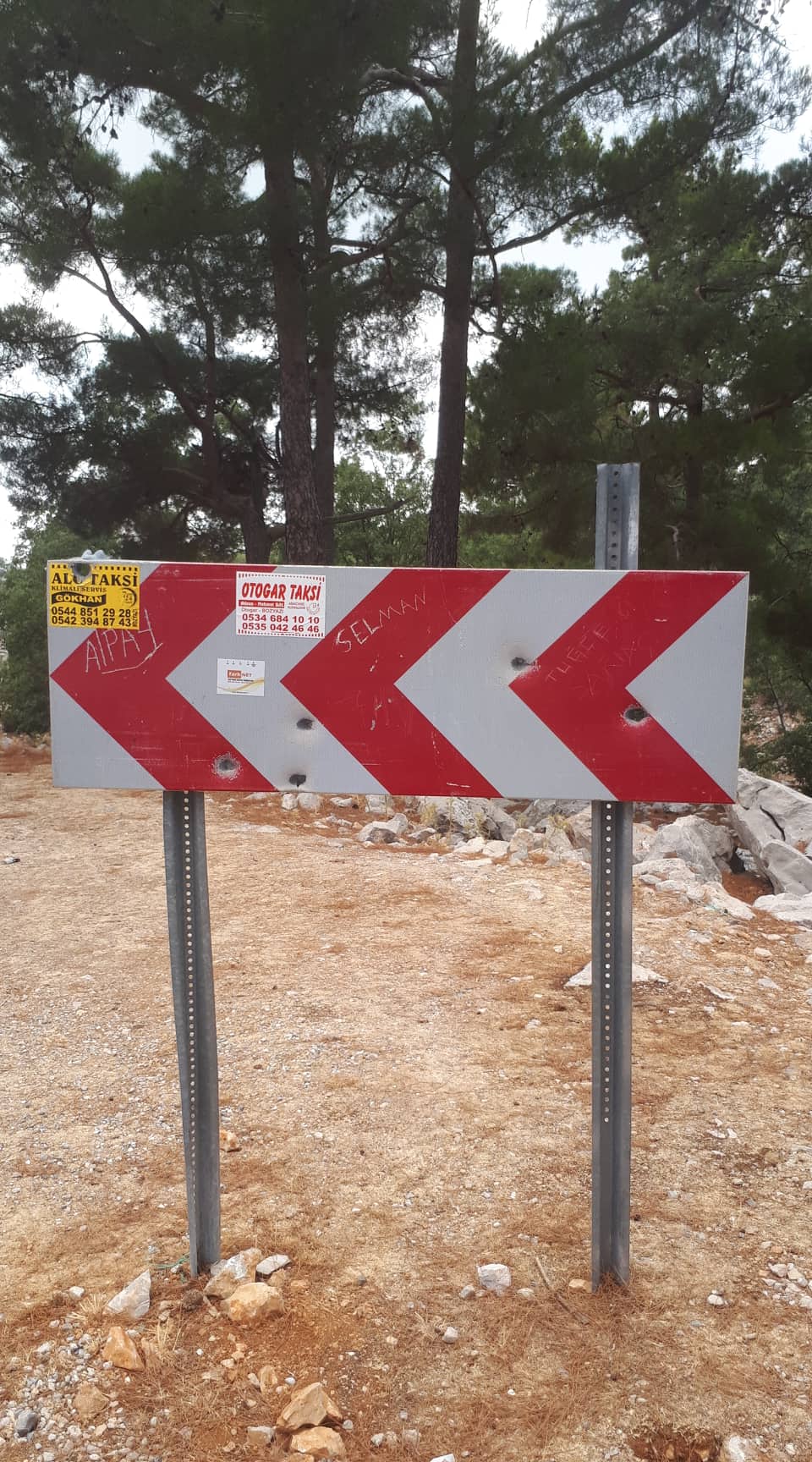  BOZYAZI YAYLA YOLU ÜZERİNDEKİ TABELALAR HEDEF TAHTASI HALİNE GELDİ