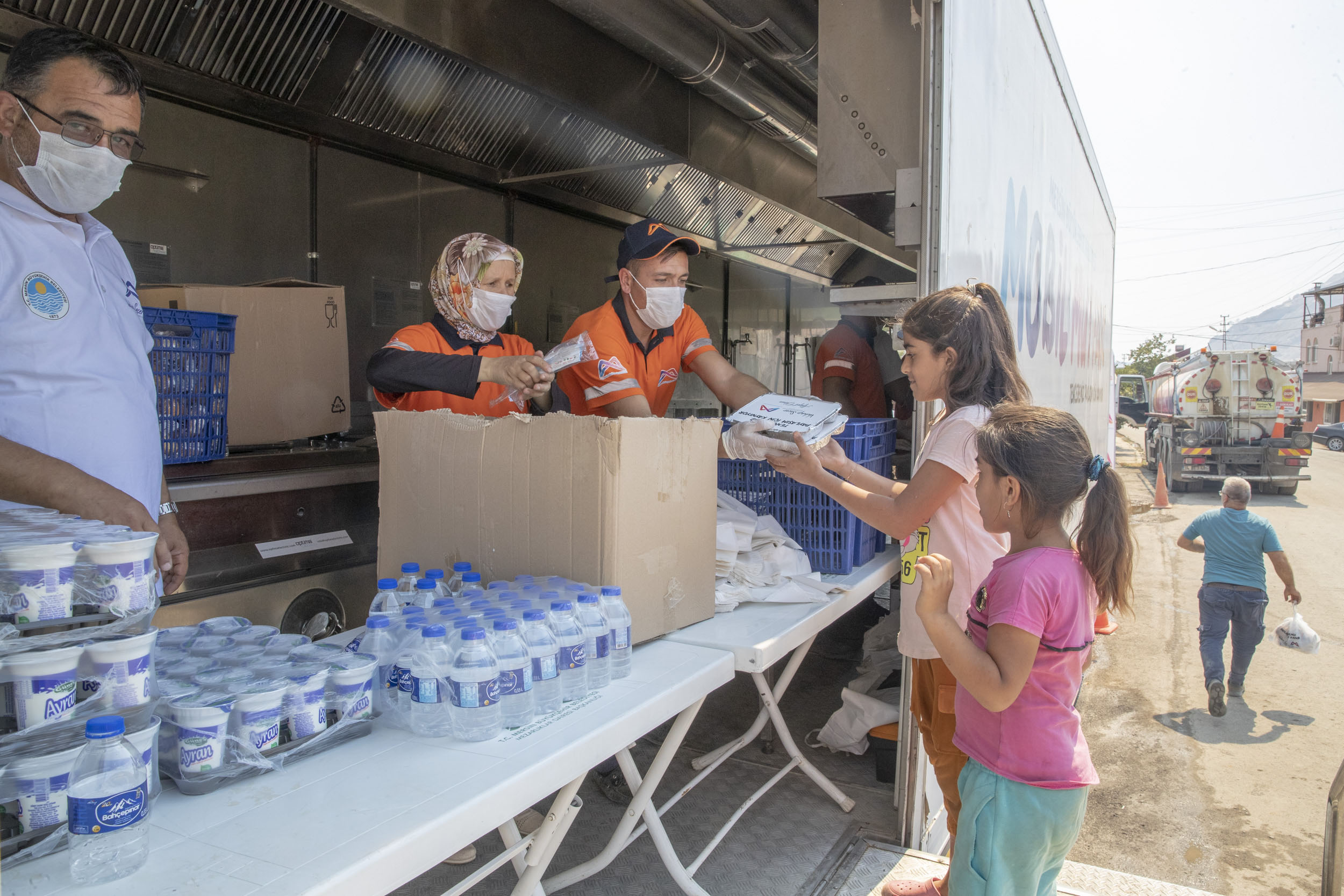 BÜYÜKŞEHİR’İN MOBİL MUTFAK TIRI YANGIN BÖLGESİNDE