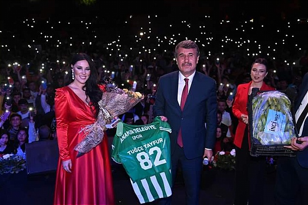 Anamur Belediyesi tarafından düzenlenen fener alayı  Tuğçe Tayfur konseri  ile taçlandı