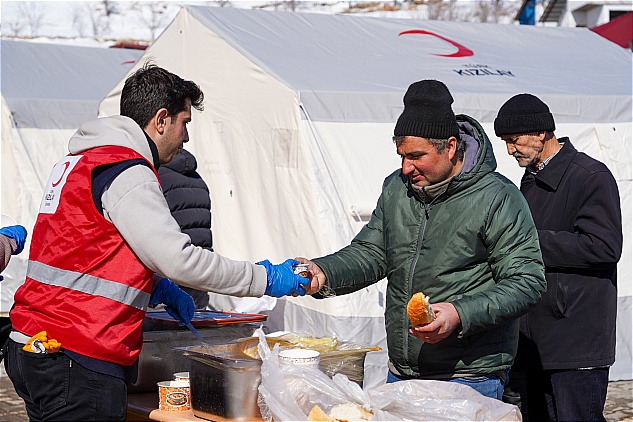 KIZILAY HATAY’DA YARDIM FAALİYETLERİNE DEVAM EDİYOR 