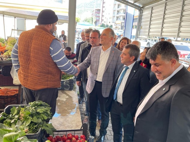 Millet İttifakı, pazar esnafını ziyaret etti