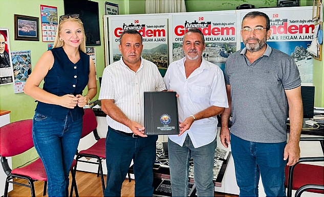 Başkan  Özkan Poçulu ve yönetimi  Esnafları Onore ediyor