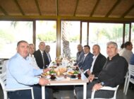 Deniz, 19 Ekim Muhtarlar Günü dolayısıyla mahalle muhtarlarıyla Kent Lokantası’nda bir araya geldi