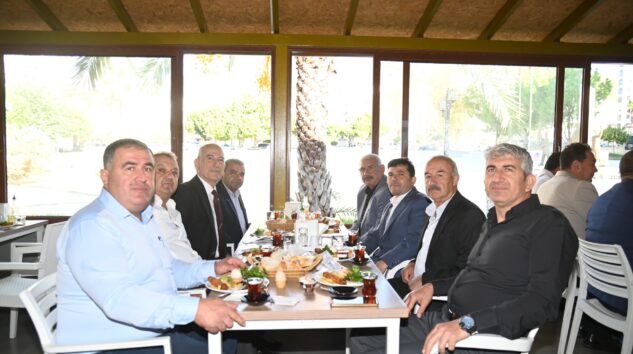 Deniz, 19 Ekim Muhtarlar Günü dolayısıyla mahalle muhtarlarıyla Kent Lokantası’nda bir araya geldi