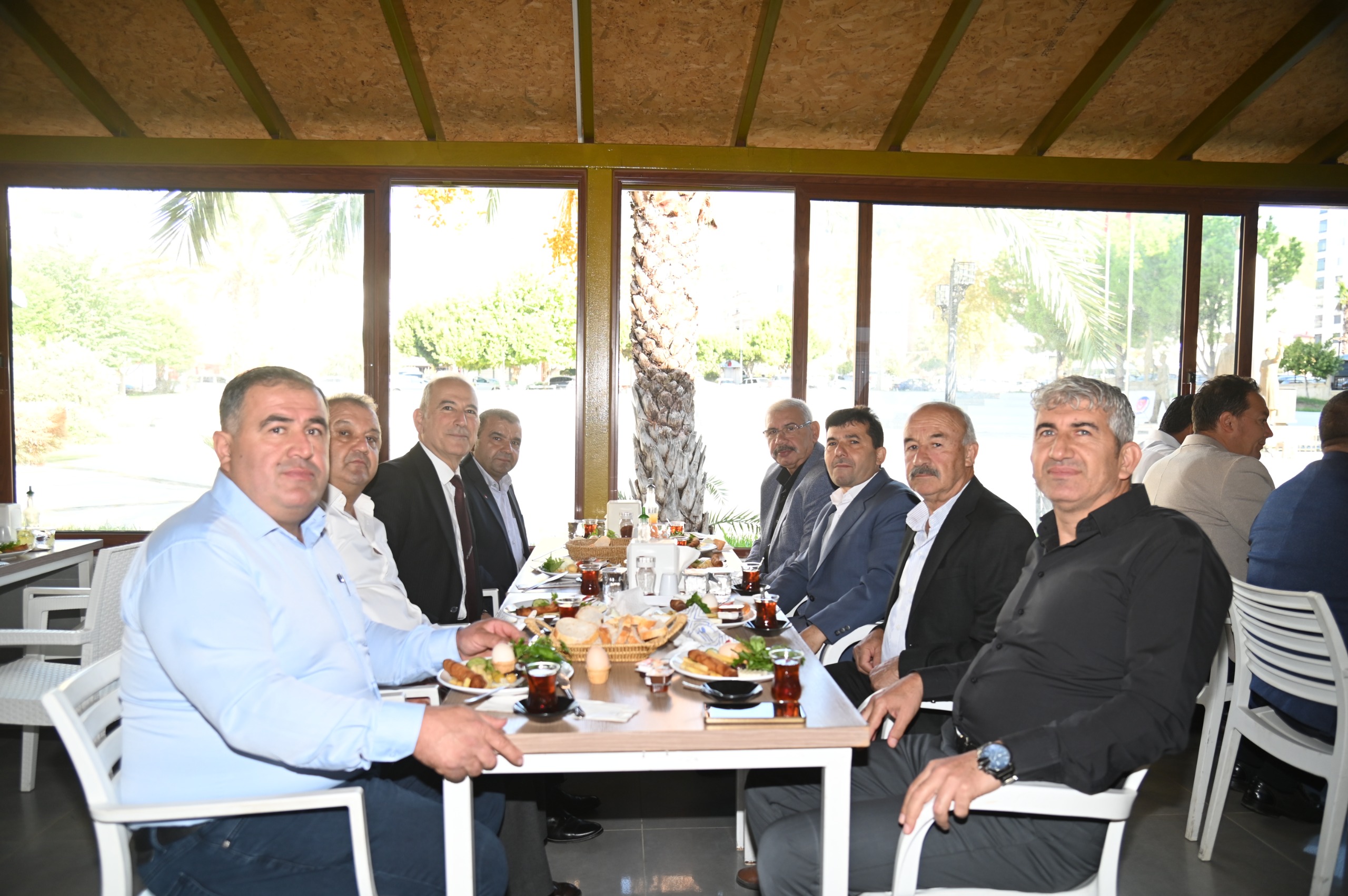 Deniz, 19 Ekim Muhtarlar Günü dolayısıyla mahalle muhtarlarıyla Kent Lokantası’nda bir araya geldi
