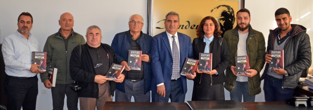 Atılkan, gazetecilere Nutuk hediye etti