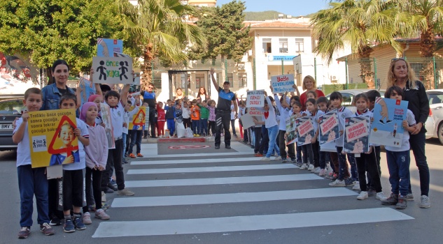 Öğrencilerden yaya geçidi çalışması