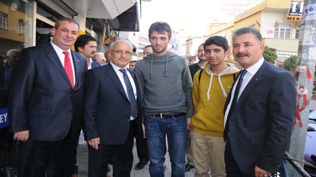 BAŞKAN KOCAMAZ, AKDENİZ İLÇESİNDE ESNAFLARLA KUCAKLAŞTI