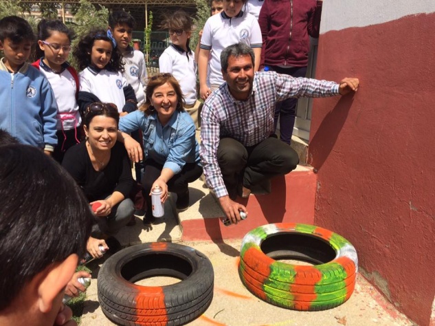 Akdeniz İlkokulu Öğretmenleri Okul Bahçesini Güzelleştiriyor