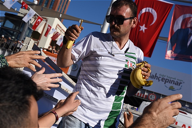 ANAMUR BELEDİYESİNDEN  MERSİN’E 1 TON ANAMUR MUZU İKRAM EDİLDİ