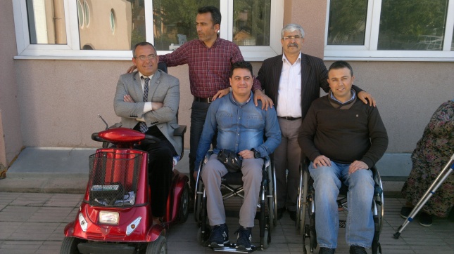 ANAMUR ENGELLİLER DERNEĞİ BİR ENGELLİYE DAHA AKÜLÜ ARAÇ VERDİ